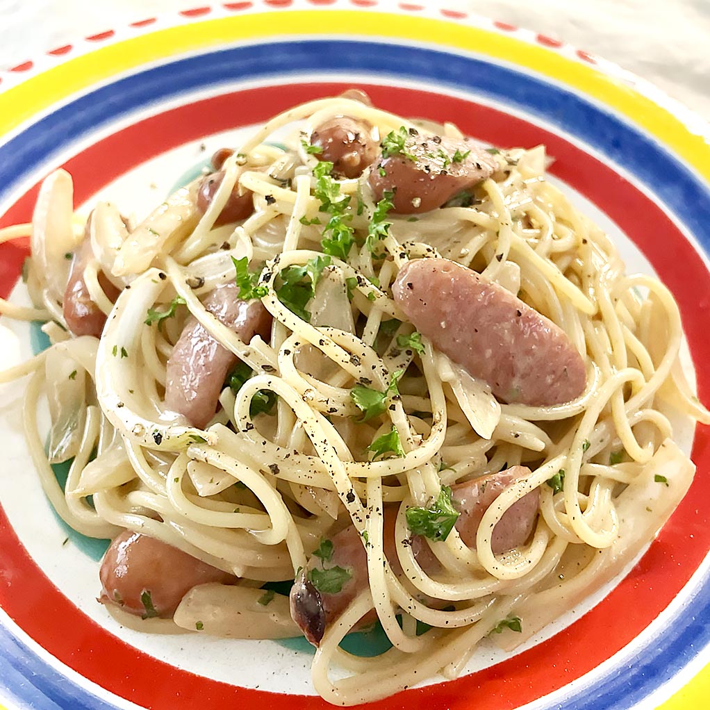 ソーセージと玉ねぎのソースクリームパスタ