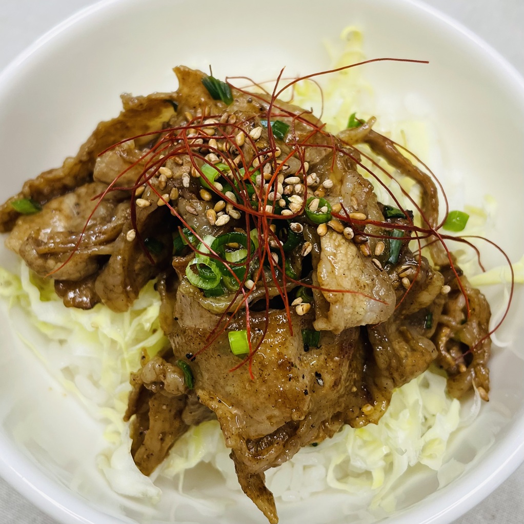 エスニック風 ソース豚バラ丼